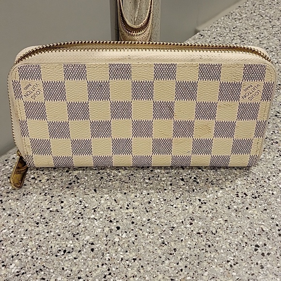 Louis Vuitton Cream and Gray Checkered Zip Wallet - Picture 3 of 8